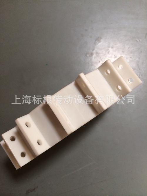 加挡板同步带在牛奶盒输送中的应用与选型指南